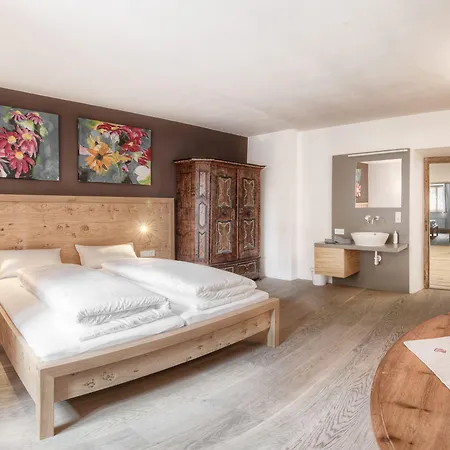 Exclusive Tassenbacherhof Daire Strassen